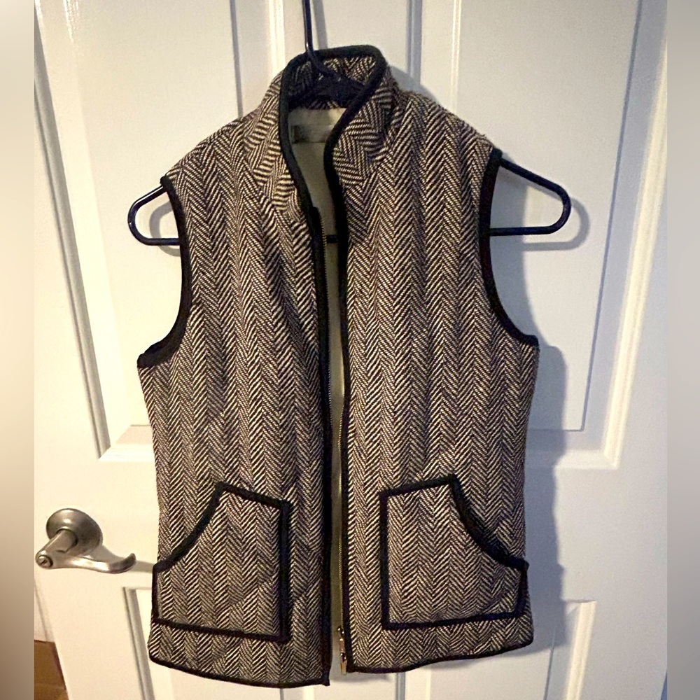 Hemlined mom vest size small black and white checkered